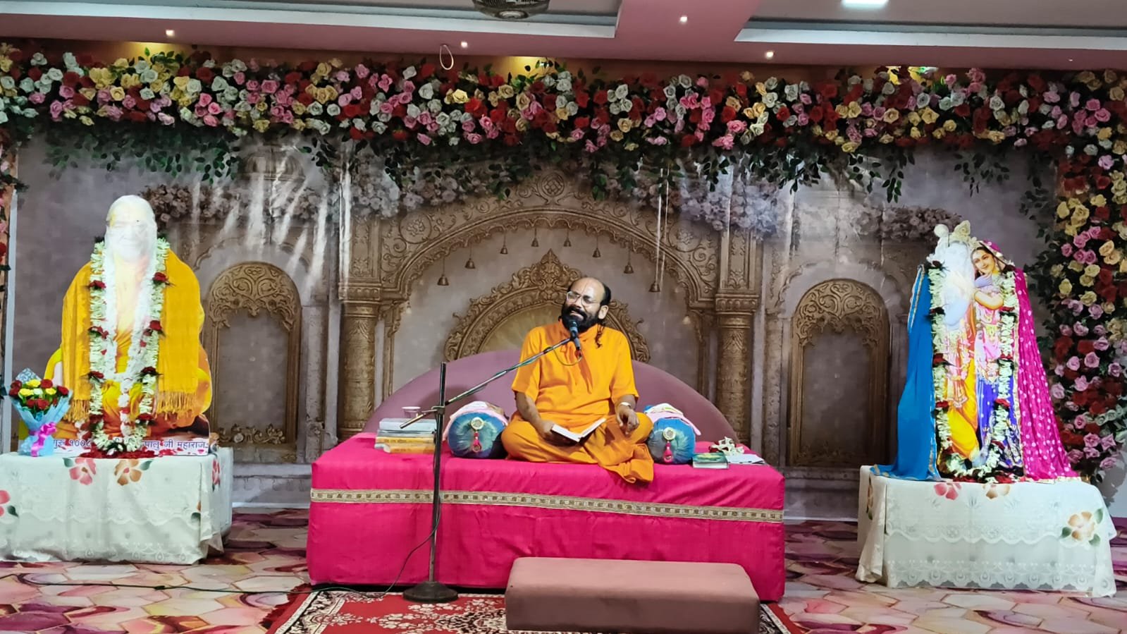 श्री बृज गोपिका सेवा मिशन रामगढ़ द्वारा आयोजित संगीतमय प्रवचन का आज तीसरा और अंतिम दिवस