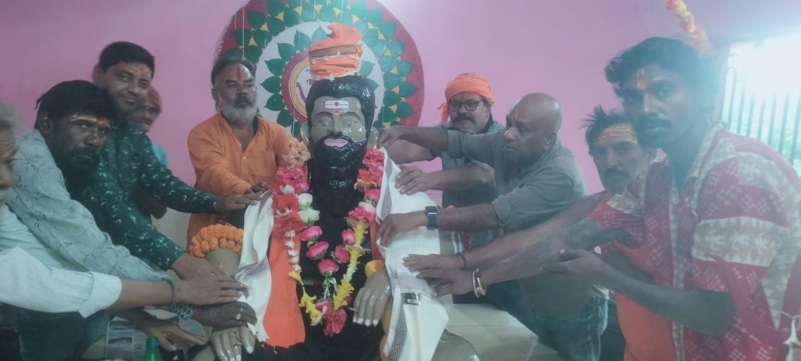 भुरकुंडा में गुरु पूर्णिमा पर बाबा नरसिंह महाराज जी की पुजा की गई