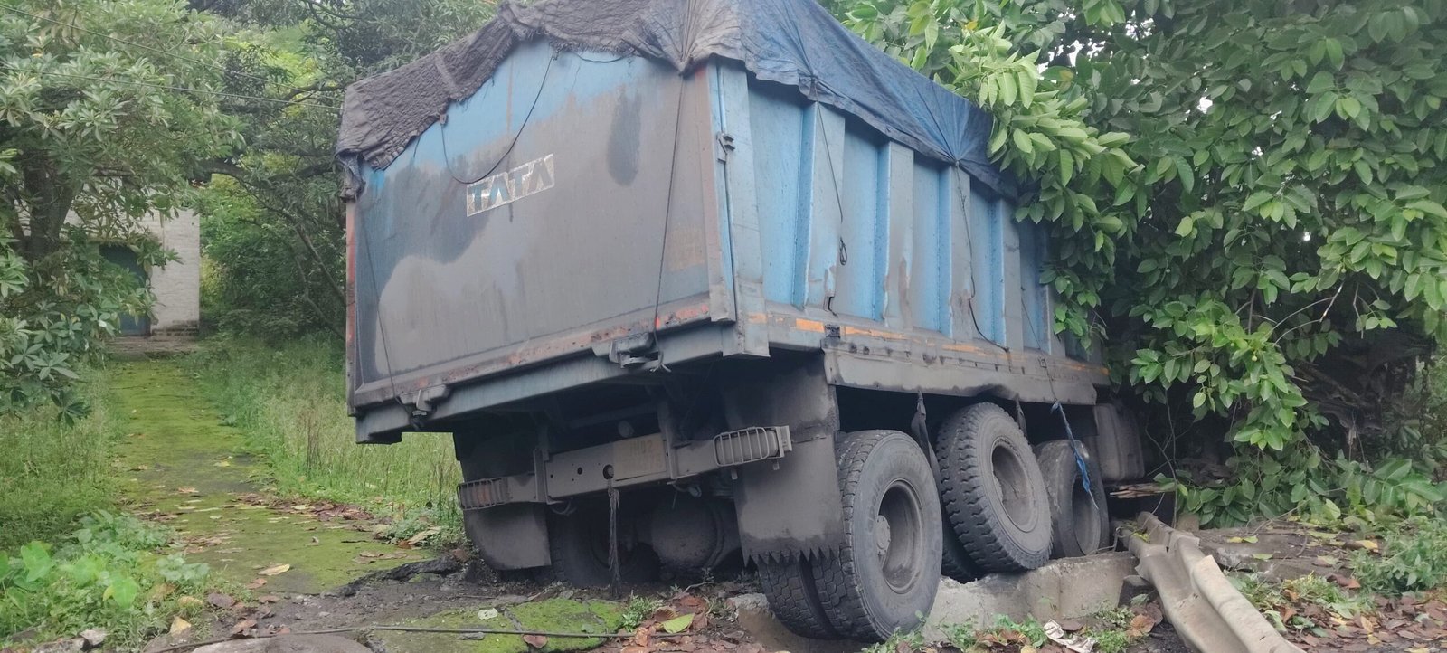 हाइवा व ट्रक के टक्कर में दोनों वाहन के चालक हुआ गंभीर रूप से घायल