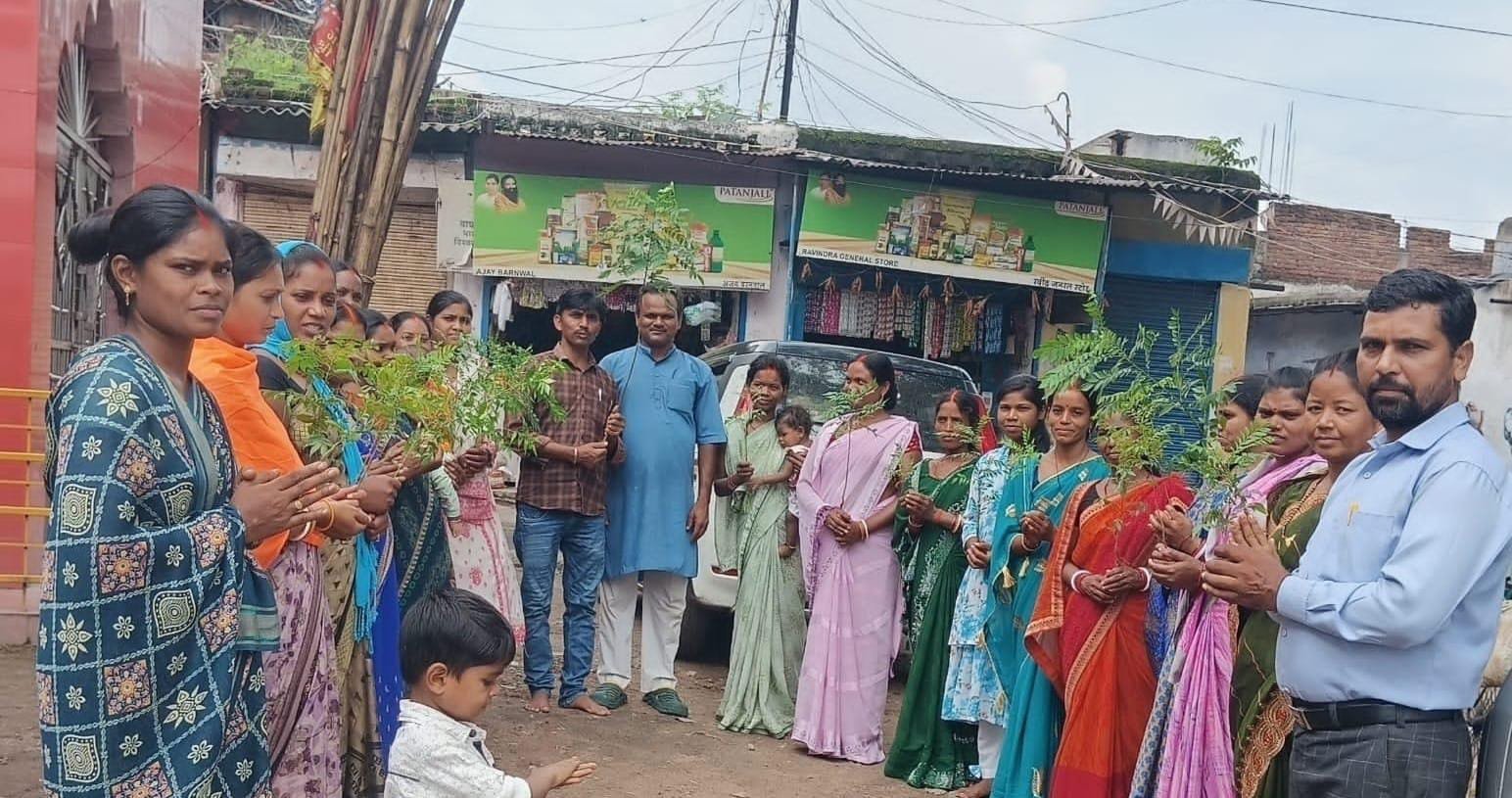 एकल विद्यालय आचार्य अभ्यास वर्ग में कड़ी पत्ता के पौधों का वितरण किया