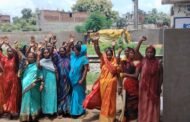 चार दिवारी निर्माण का महिलाओं ने किया विरोध