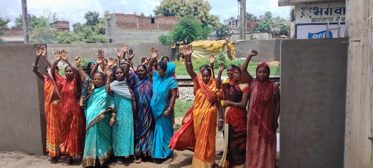 चार दिवारी निर्माण का महिलाओं ने किया विरोध