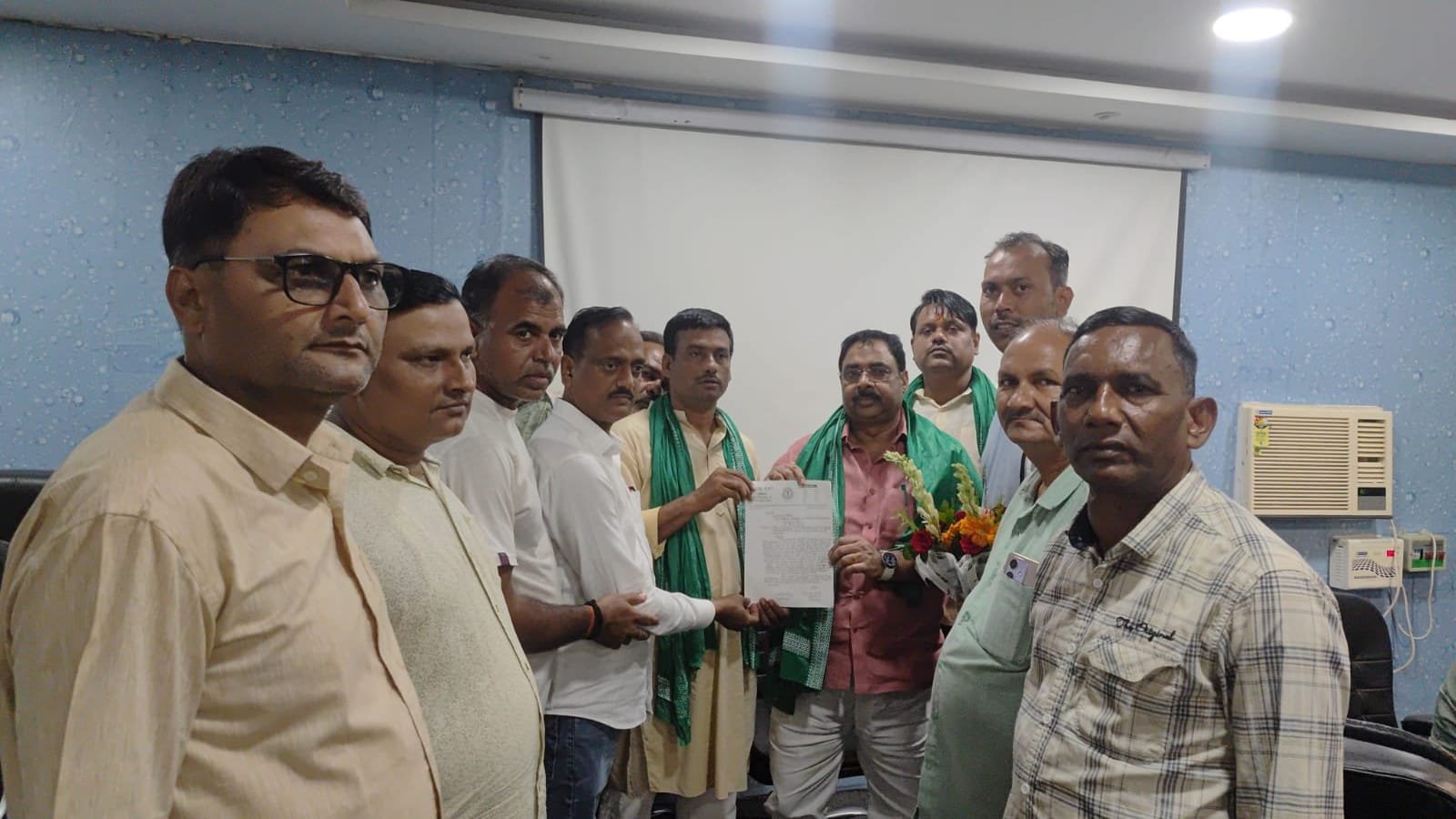 सौंदा डी पंचायत बचाने को लेकर श्रम मंत्री को ज्ञापन सौंपा