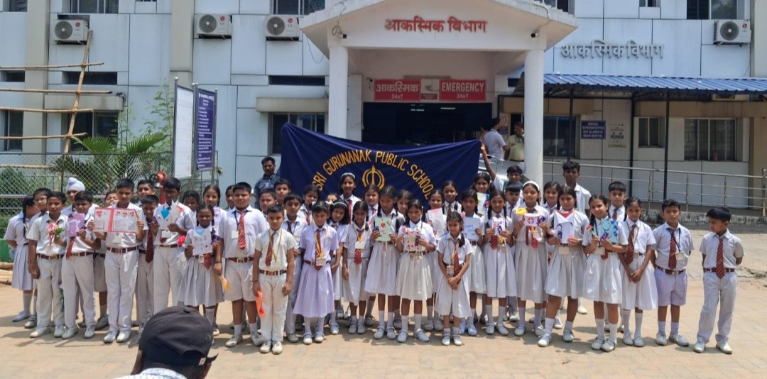 डॉक्टर्स डे पर श्री गुरु नानक पब्लिक स्कूल के विद्यार्थियों ने चिकित्सकों को किया नमन
