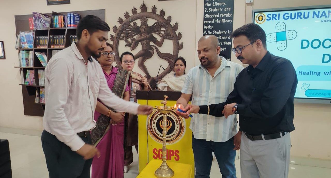श्री गुरु नानक पब्लिक स्कूल में अभिभावक डॉक्टरों को विशेष सम्मान