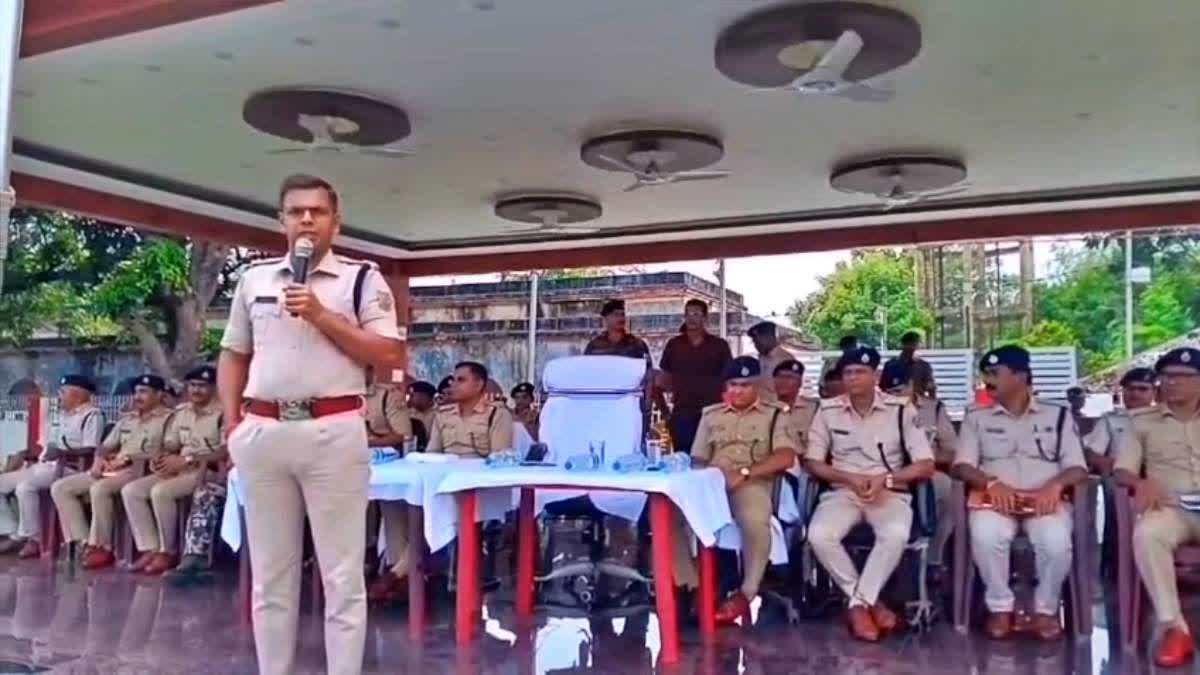 धनबाद में 700 दागी अपराधियों की सामूहिक परेड,एसएसपी की दो टूक