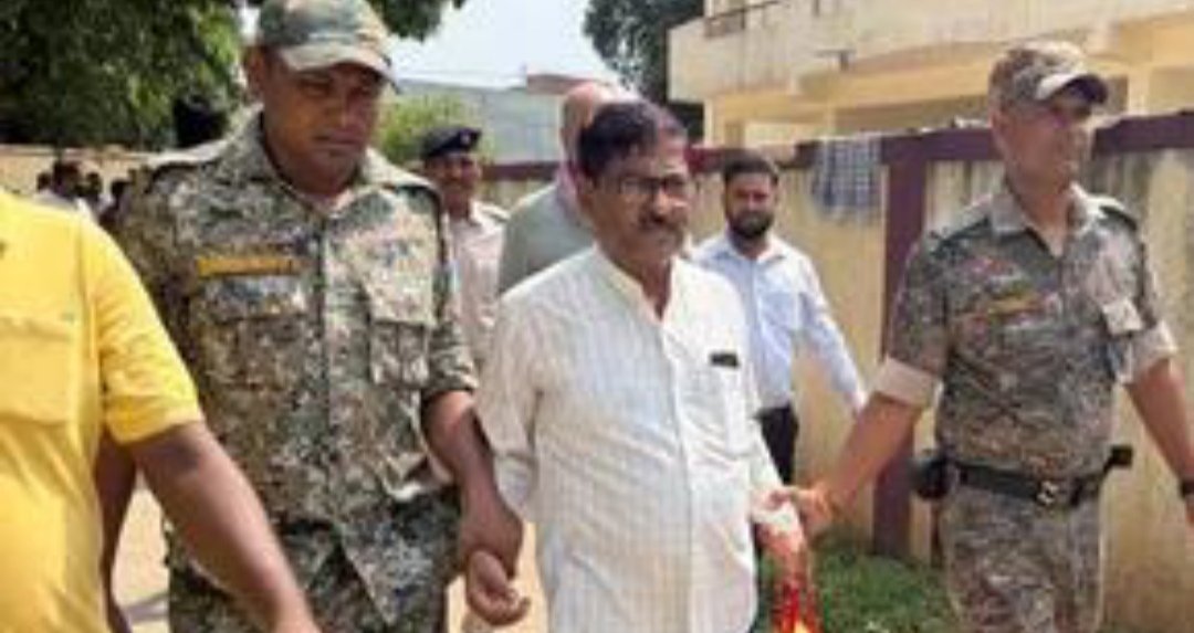 बोकारो के पेटरवार में प्रधान सहायक 8 हजार रुपये घूस लेते रंगेहाथ गिरफ्तार