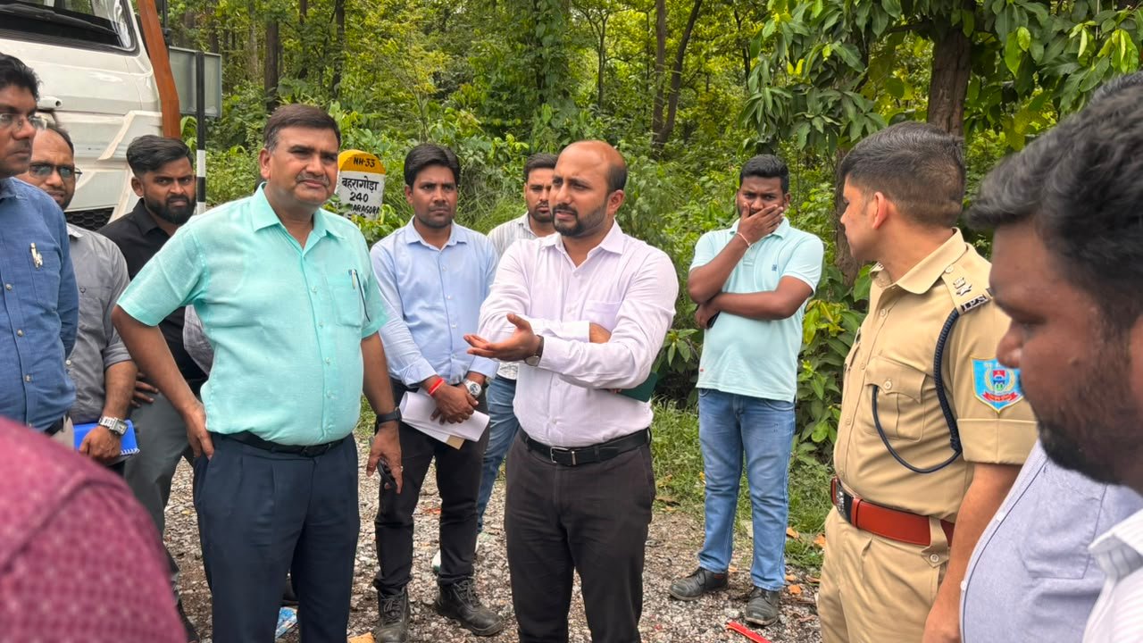 चुट्टूपालू घाटी में सड़क दुर्घटनाओं के मद्देनजर उपायुक्त एवं पुलिस अधीक्षक ने पीडी एनएचएआई व एनएचएआई की तकनीकी टीम के साथ किया विस्तृत निरीक्षण