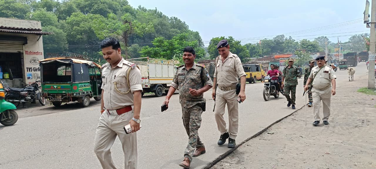 प्रहरी के तहत भुरकुंडा पुलिस ने की पैदल गस्त