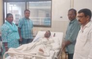 अस्पताल में इलाजरत गंभीर रूप से घायल मजदूर से मिले विस्थापित प्रभावित संघर्ष मोर्चा के प्रतिनिधि