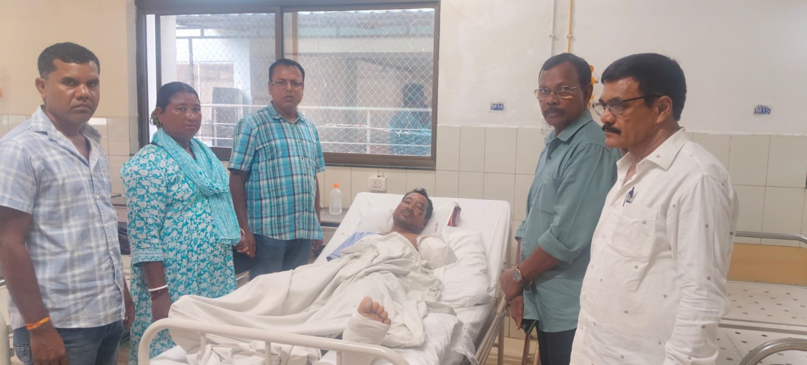 अस्पताल में इलाजरत गंभीर रूप से घायल मजदूर से मिले विस्थापित प्रभावित संघर्ष मोर्चा के प्रतिनिधि