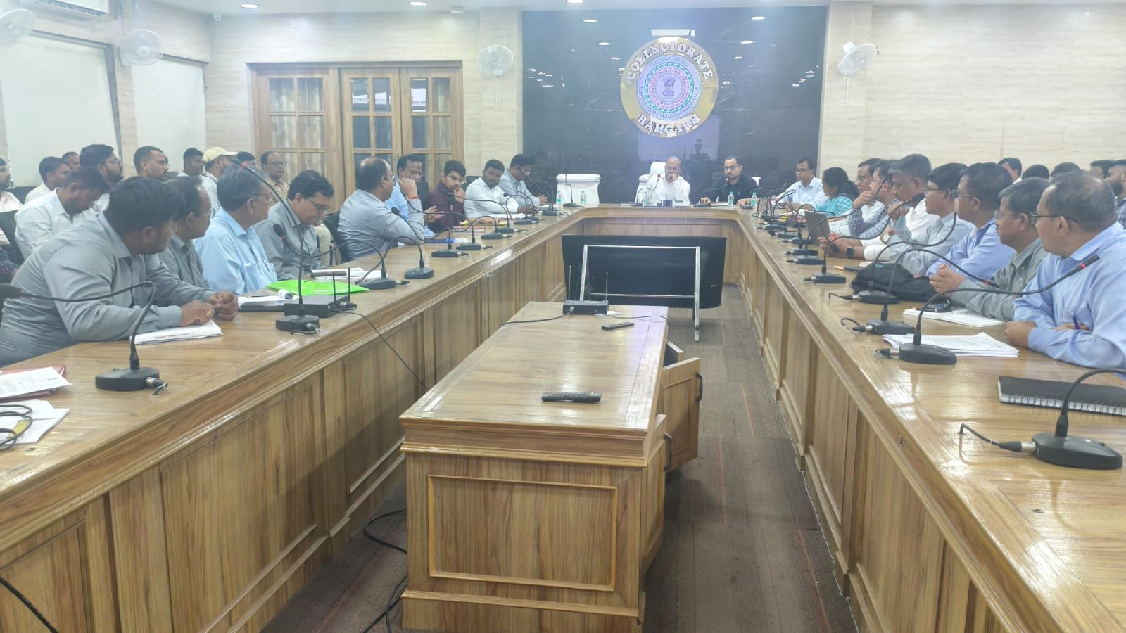 सीसीएल एवं टाटा क्षेत्र अंतर्गत विभिन्न सरकारी परियोजनाओं के निर्माण हेतु अनापत्ति प्रमाण पत्र निर्गत करने को लेकर उपायुक्त ने की समीक्षा बैठक