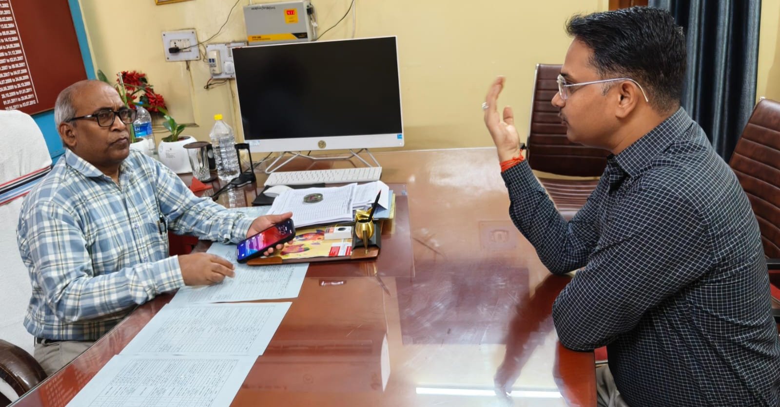 सांसद के निर्देश पर सिविल सर्जन से मिले सांसद मीडिया प्रतिनिधि, पेटो उपस्वास्थ्य केंद्र को 24 घंटे संचालित करने की रखी मांग
