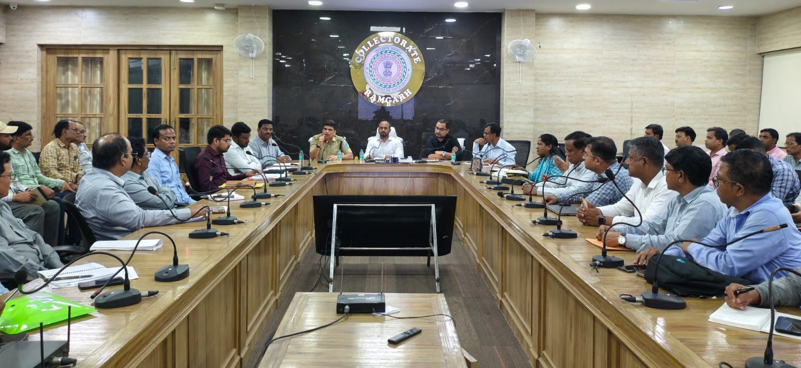 सड़क एवं खनन क्षेत्र से जुड़ी दुर्घटनाओं की रोकथाम को लेकर डीसी एवं एसपी ने सीसीएल प्रबंधन एवं ट्रांसपोर्टर्स के साथ की समीक्षा बैठक