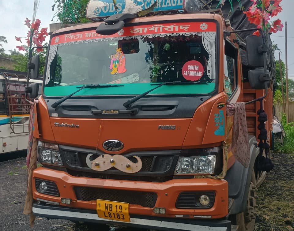 गोला में 11 टन संदिग्ध मांस-चमड़ा लदा ट्रक जब्त, छः नामजद समेत कई पर प्राथमिकी