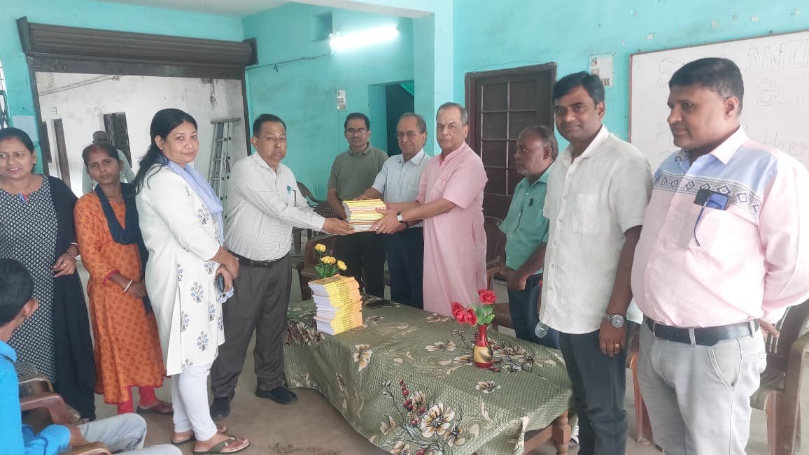 शांतिधारा फाउंडेशन ने गणिनाथ पब्लिक स्कूल में पुस्तक प्रदान की