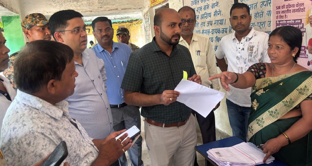 मतदाता सूची विशेष गहन पुनरीक्षण कार्यक्रम के तहत संतोषजनक कार्य नहीं करने वाले मतदान केंद्रों का जिला निर्वाचन पदाधिकारी सह उपायुक्त ने किया औचक निरीक्षण