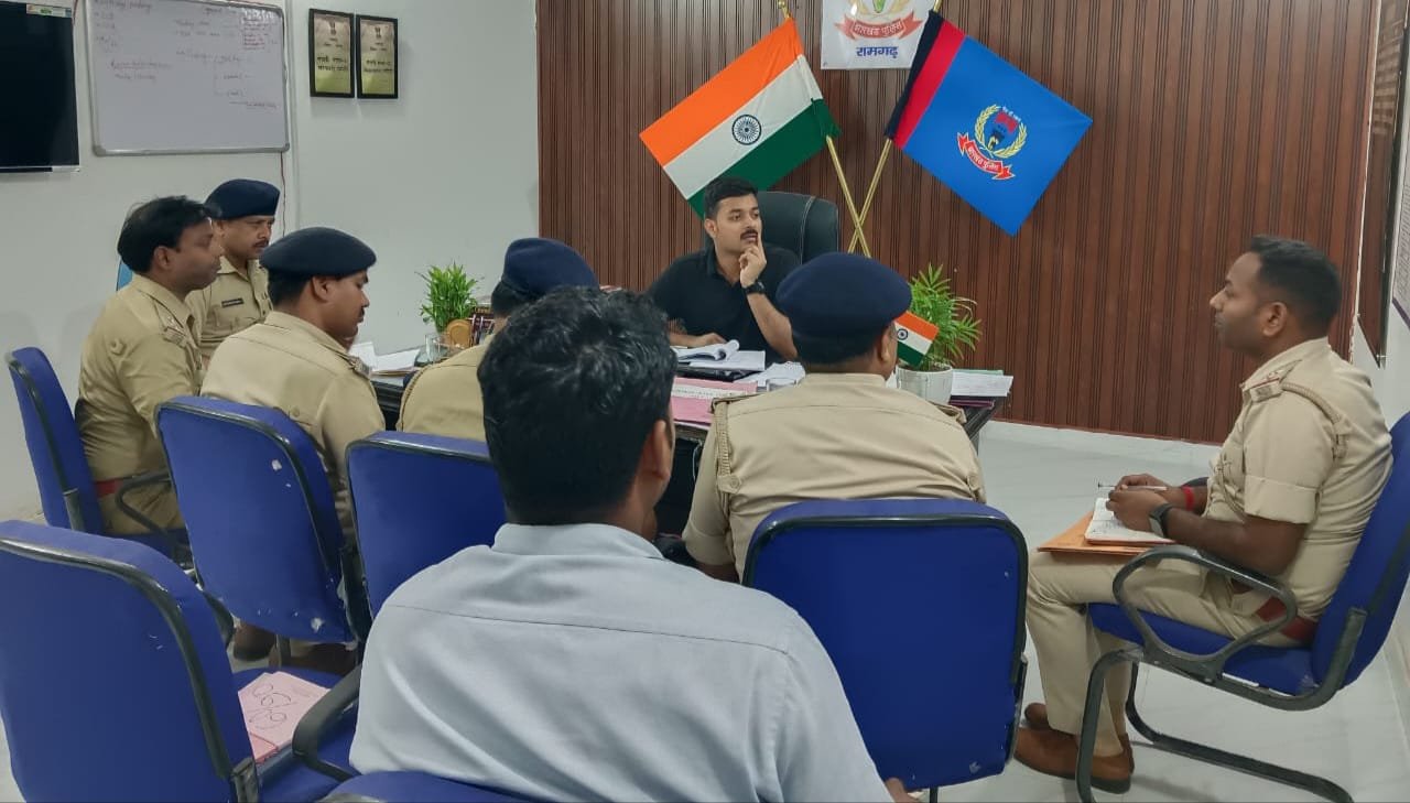 क्राइम कंट्रोल को लेकर एसडीपीओ ने पतरातू अंचल क्षेत्र के सभी पुलिस पदाधिकारियों के साथ की बैठक