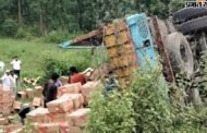 रामगढ़ बोकारो मार्ग पर गोला के घाटी में बियर लदा ट्रक हुआ दुर्घटनाग्रस्त,लोगों की चांदी
