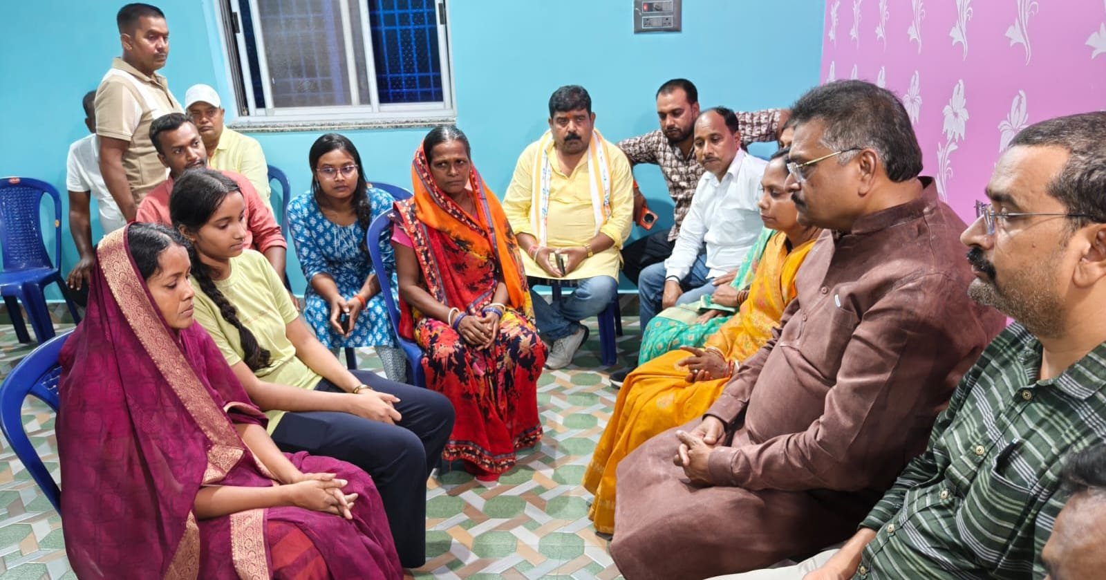 मांडू विधानसभा क्षेत्र के डाड़ी प्रखंड के विभिन्न गांवों का दौरा कर सांसद ने शोकाकुल परिवारों से की मुलाकात