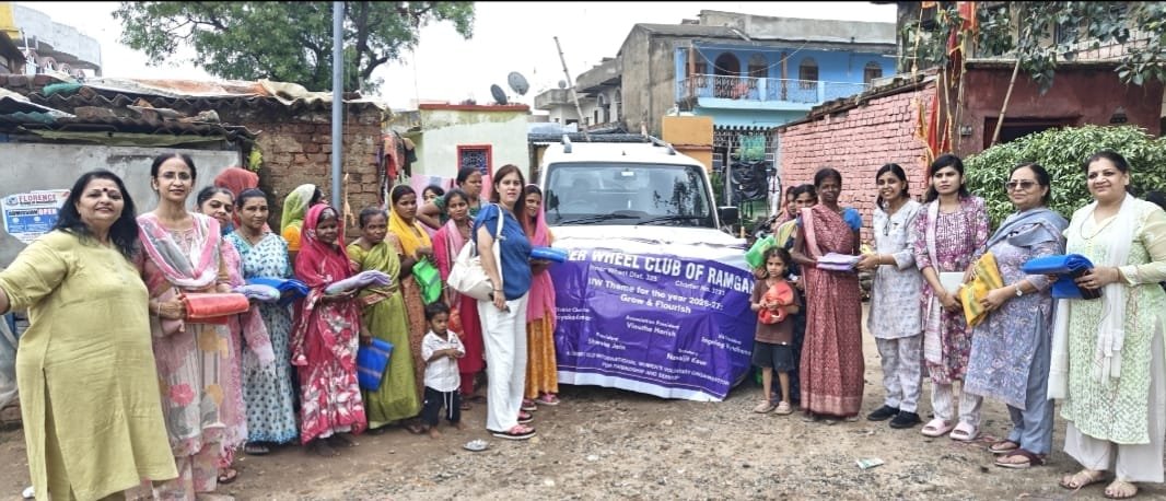 इनरव्हील क्लब ऑफ रामगढ़ ने मिलोनी क्लब के निकट मच्छरदानी वितरण कार्यक्रम किया
