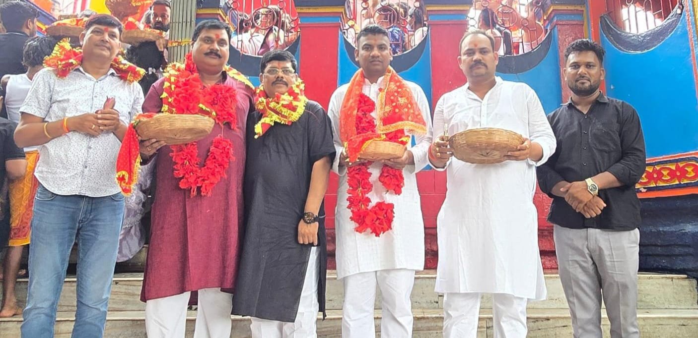 झारखंड पुलिस एसोसिएशन के अध्यक्ष के नेतृत्व में मां छिन्नमस्तिका मंदिर में राज्य एवं पुलिसकर्मियों के कल्याण की कामना