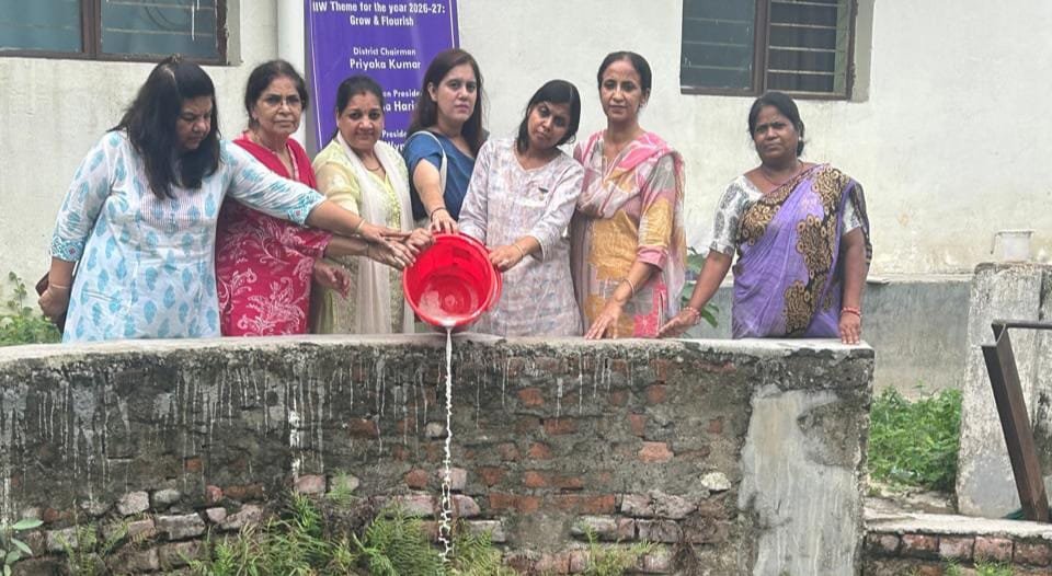 इनरव्हील क्लब ने ब्लीचिंग पाउडर का छिड़काव किया