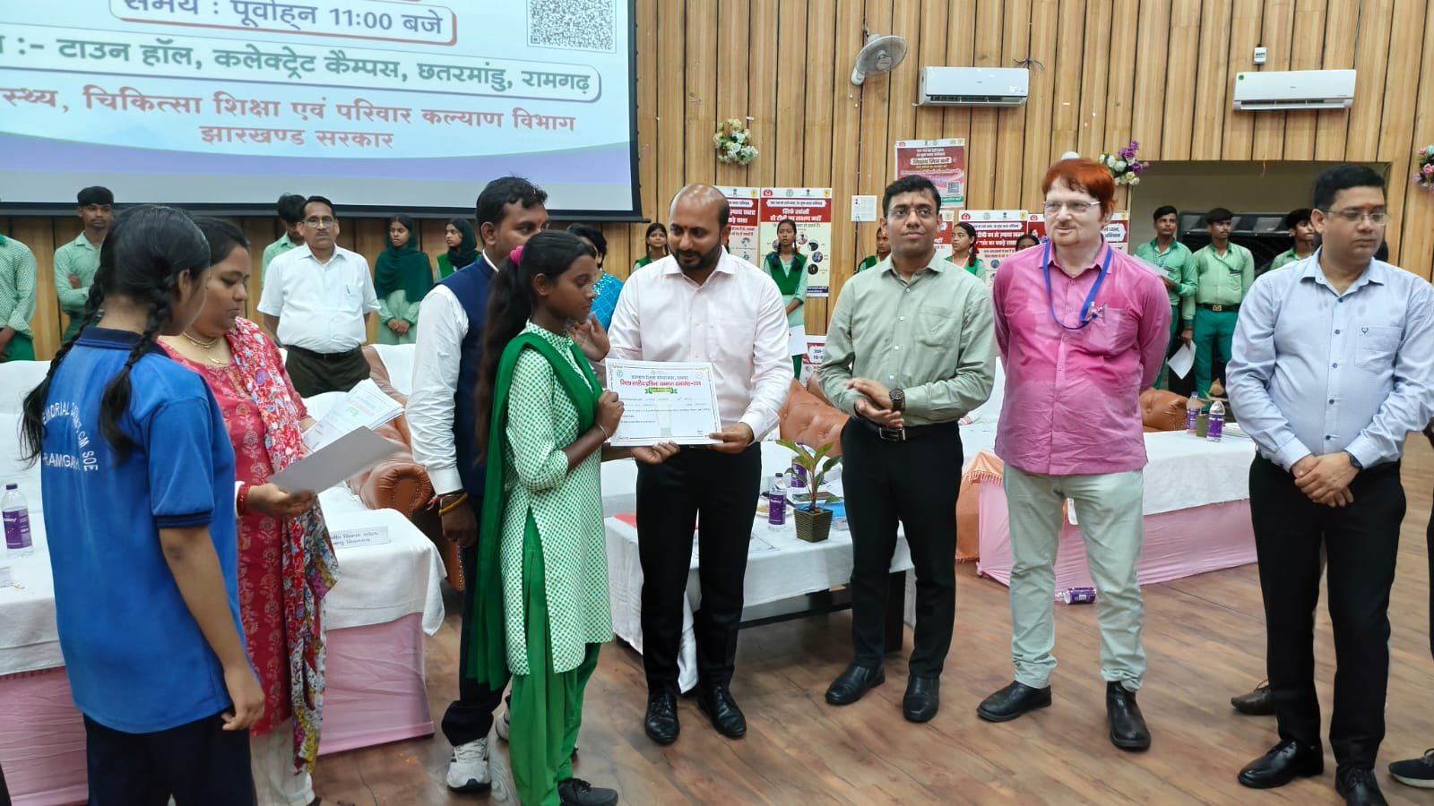 रेल परियोजना के तहत आयोजित मासिक परीक्षा में उत्कृष्ट प्रदर्शन करने वाले छात्र-छात्राओं को उपायुक्त ने किया सम्मानित