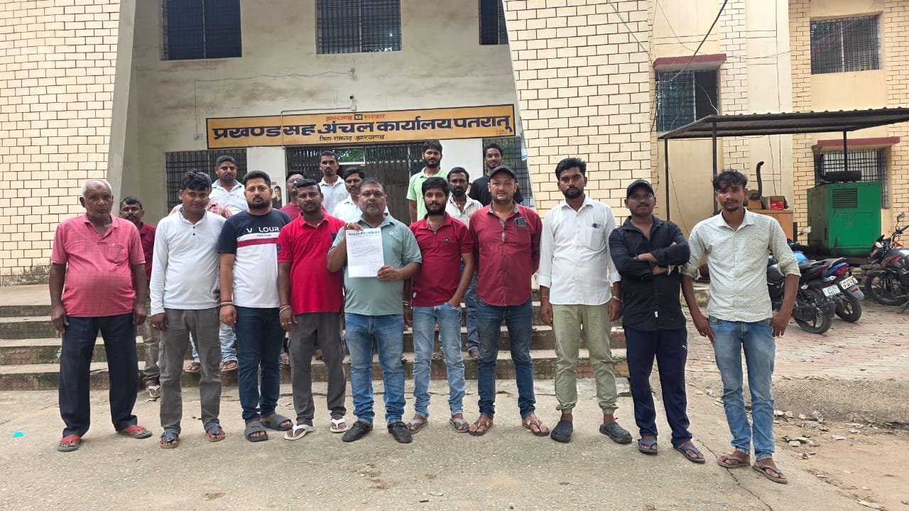 पतरातू ट्रक ओनर एसोसिएशन की ओर से डीसी के नाम सीओ को सौंपा गया मांग पत्र