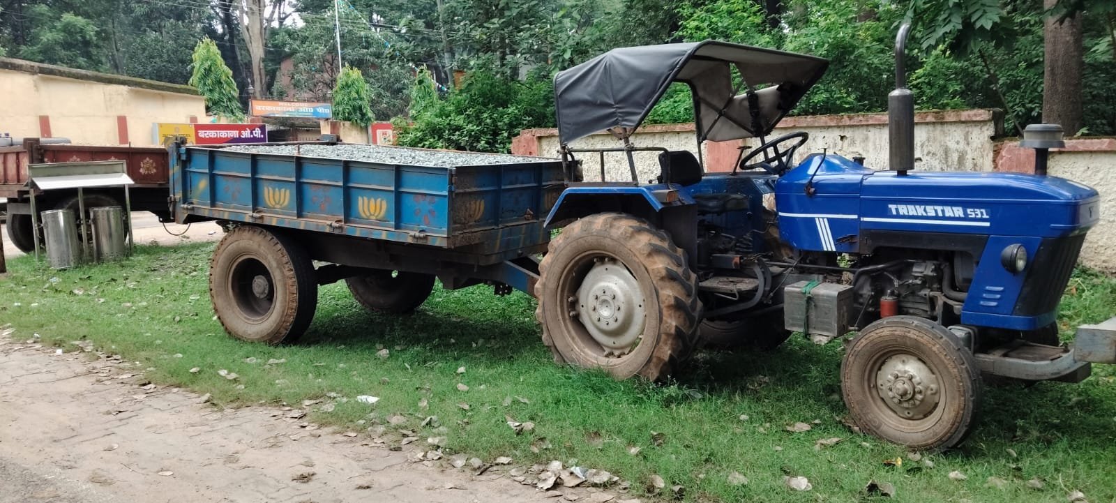 खनन विभाग द्वारा गिट्टी लदे ट्रैक्टर को किया जप्त