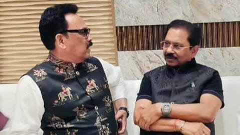 सांस्कृतिक कार्यक्रम में मिले सांसद सुखदेव भगत और पूर्व सांसद धीरज प्रसाद साहू