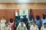 मुखिया निधि सिंह ने डस्टबिन का किया वितरण