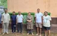 मुखिया निधि सिंह ने डस्टबिन का किया वितरण