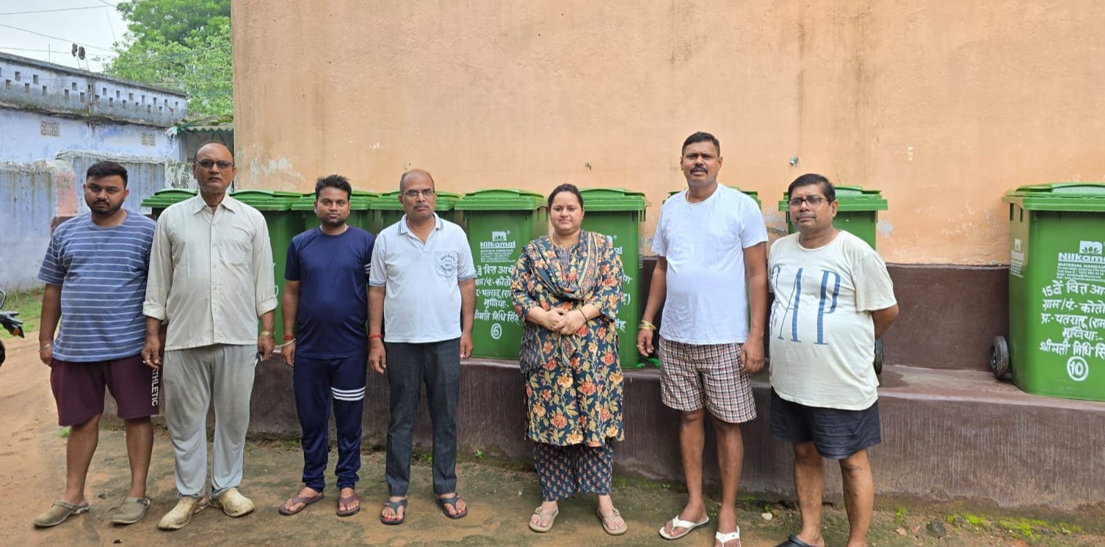 मुखिया निधि सिंह ने डस्टबिन का किया वितरण