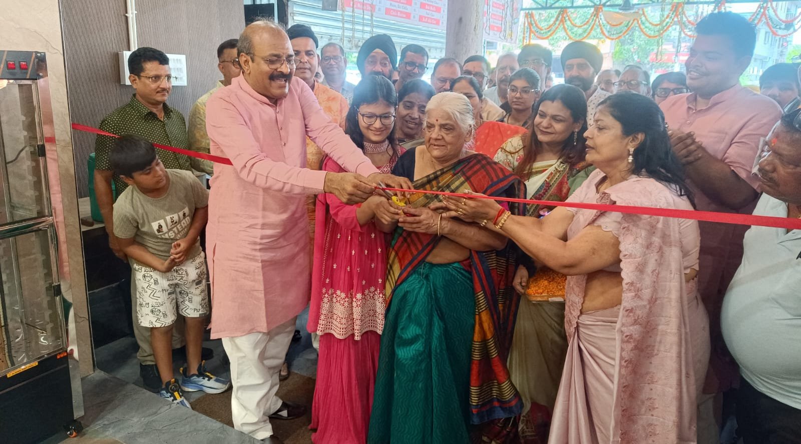 शहर के रांची रोड में माखन मिश्री नामक मिठाई दुकान का हुआ उद्घाटन