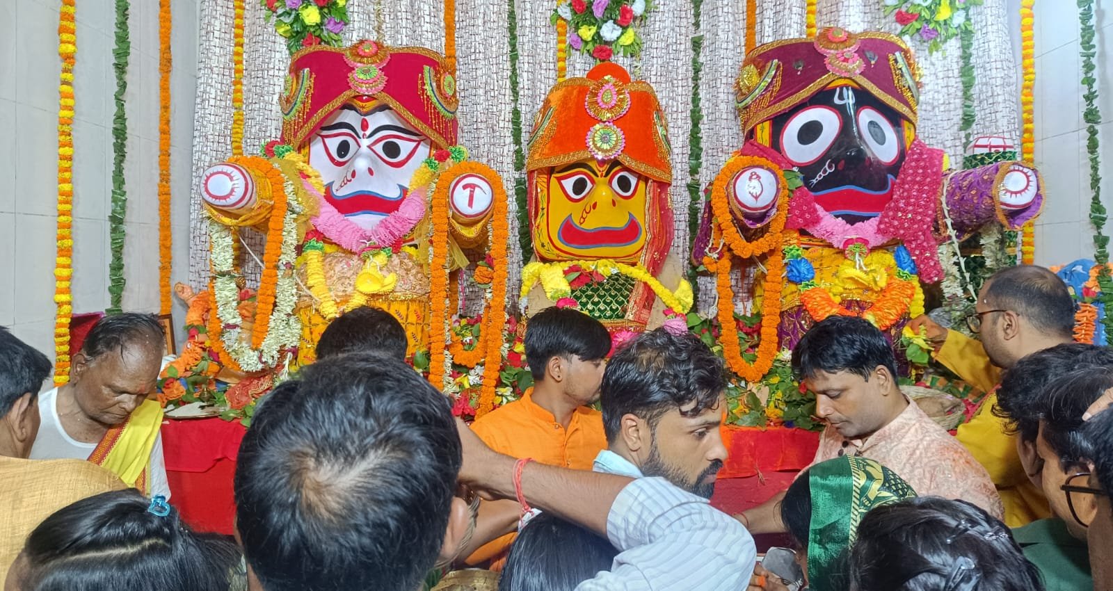 रामगढ़ के कैथा में स्थित श्री जगन्नाथ मंदिर में श्रद्धालुओं की उमड़ी भीड़