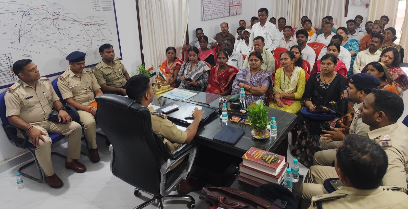 एसडीपीओ कार्यालय पतरातू में पुलिस पदाधिकारियों और प्रखंड क्षेत्र के जनप्रतिनिधियों के साथ हुई बैठक