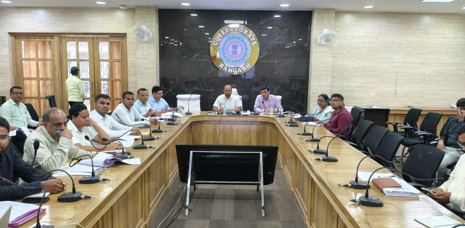 सीएसआर,डीएमएफटी एवं अनाबद्ध निधि से संचालित विकास योजनाओं की उपायुक्त ने की समीक्षा