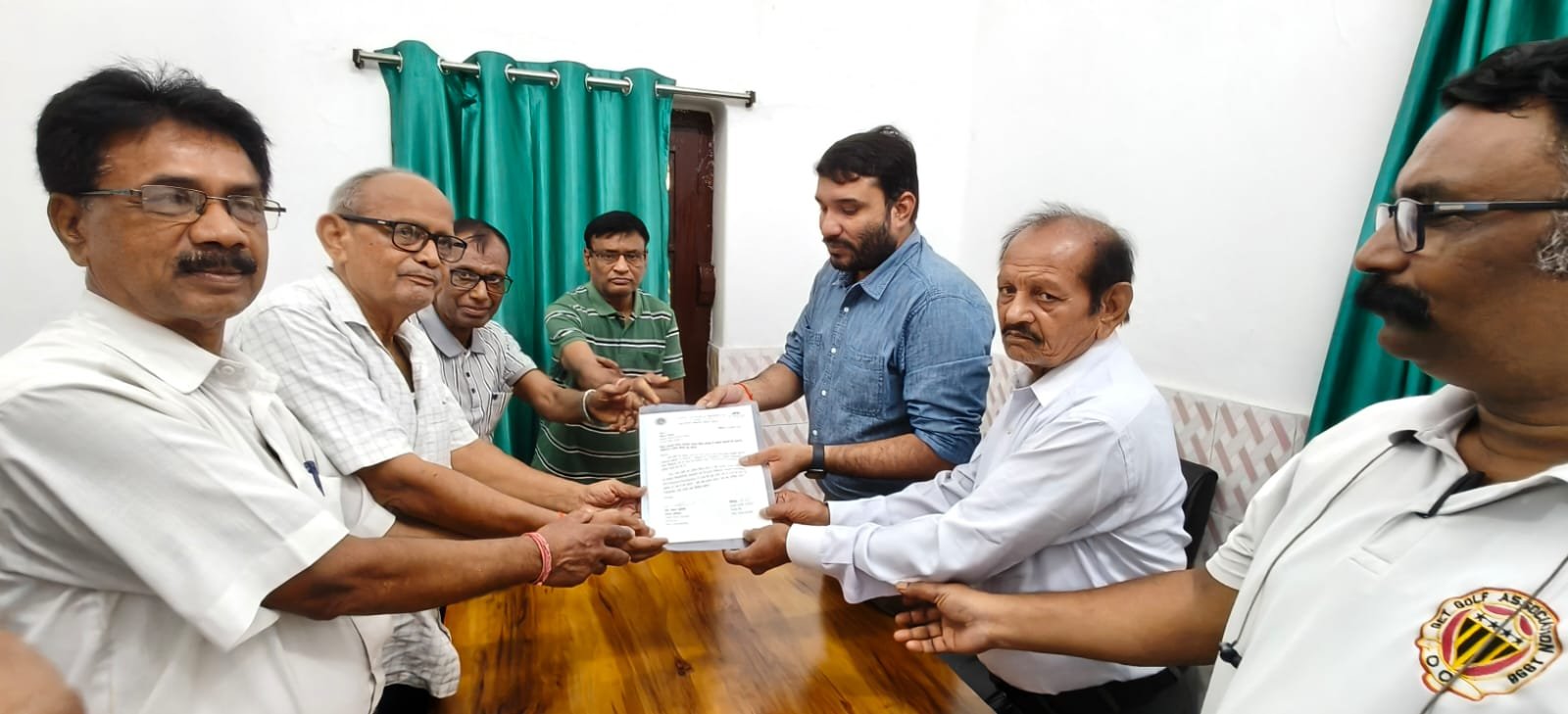 जिला पेंशनर कल्याण समाज का प्रतिनिधिमंडल छावनी परिषद के अस्पताल के निदेशक से मिला