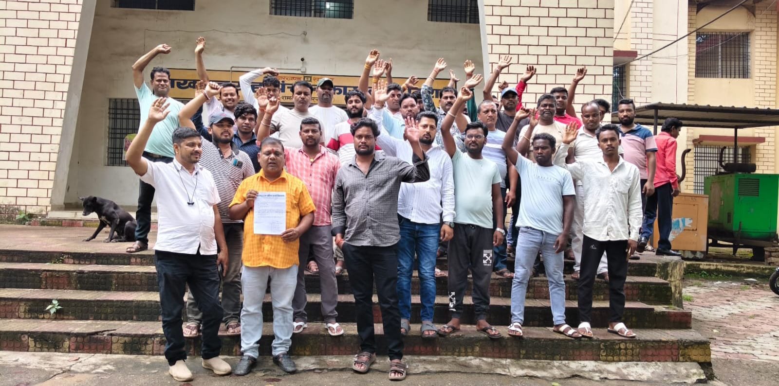 पतरातू ट्रक ओनर एसोसिएशन ने पतरातू अंचल मुख्यालय में किया प्रदर्शन