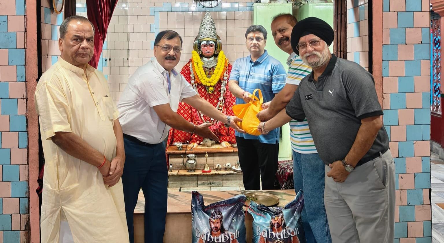 शांतिधारा फाउंडेशन ने श्री संकट मोचन मंदिर मेँ चावल प्रदान किया