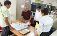 गोला अंचल कार्यालय का उपायुक्त ने किया निरीक्षण,कार्यों में लापरवाही पर सख्त कार्रवाई