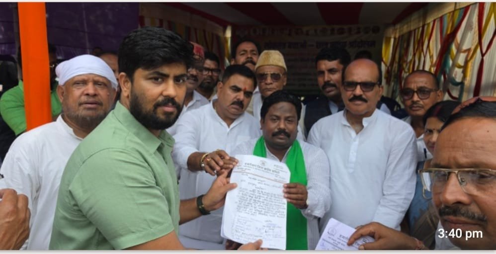 नीट पेपर लीक को लेकर उपायुक्त कार्यालय के समक्ष कांग्रेसियों द्वारा किया गया धरना-प्रदर्शन