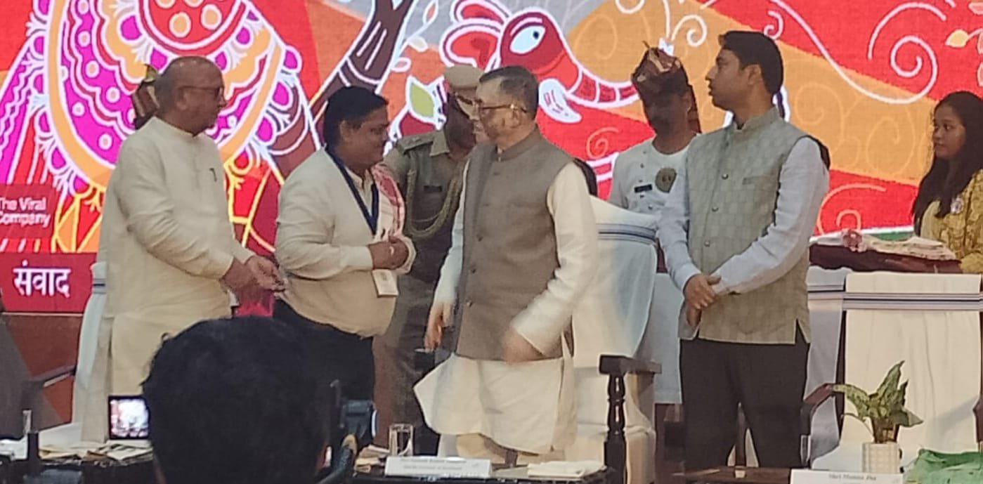 झारखंड के राज्यपाल ने अग्रगति के निदेशक किरण शंकर दत्त को किया सम्मानित