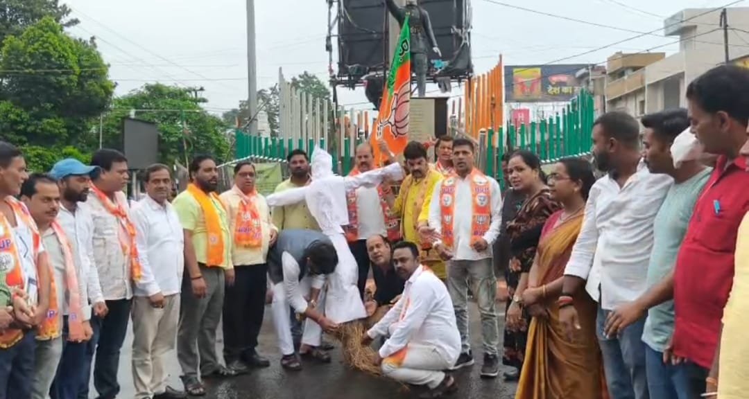 कांग्रेस के दोहरे रवैये के विरोध में भाजपा ने किया राहुल गांधी का पुतला दहन