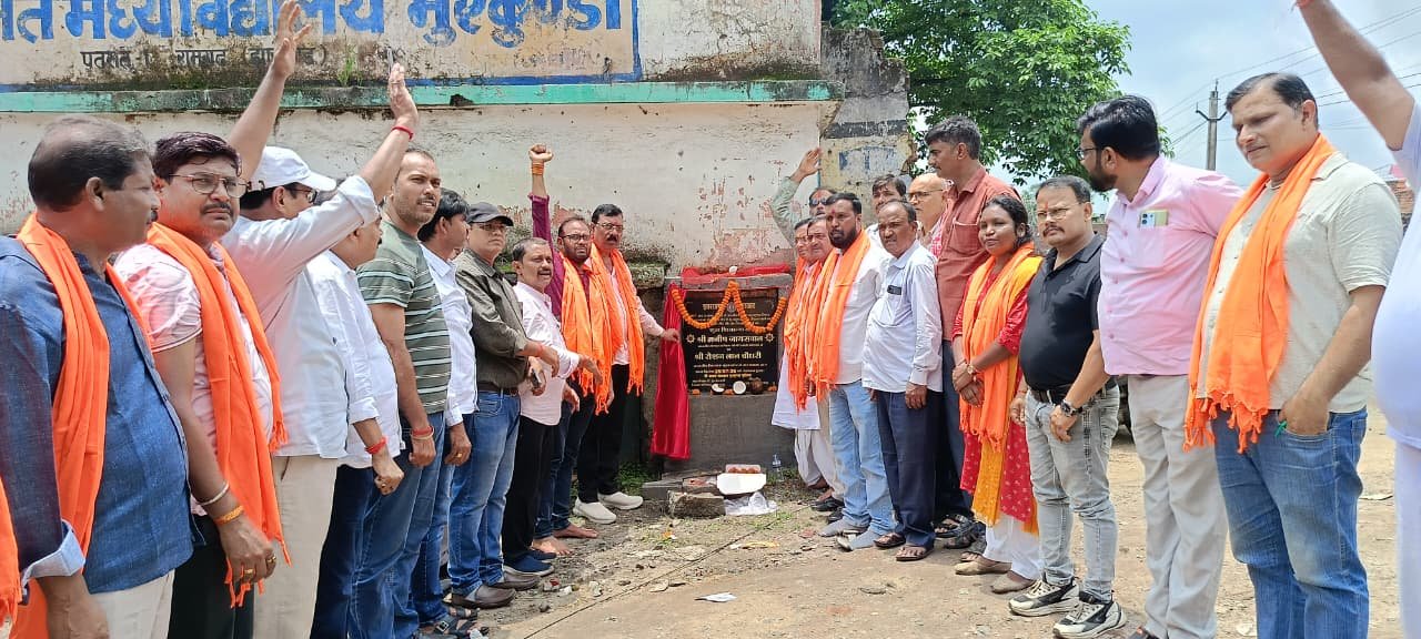 भुरकुंडा में विधायक ने 16 लाख की लागत से पीसीसी सड़क का शिलान्यास किया