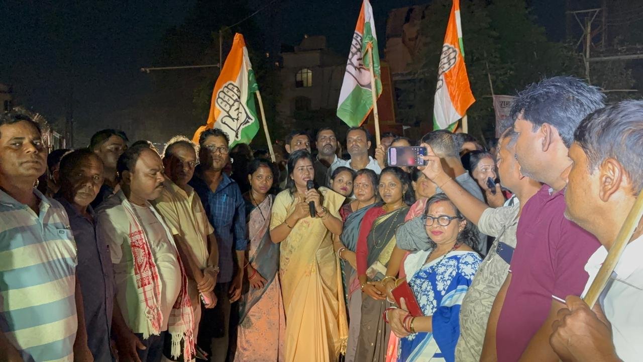 छात्र शक्ति की जीत पर कांग्रेस का विजय मार्च, छात्रों को लड्डू खिलाकर मनाई खुशी