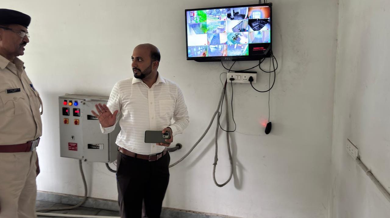 ईवीएम वेयरहाउस का उपायुक्त ने किया निरीक्षण, सुरक्षा व्यवस्था का लिया जायजा