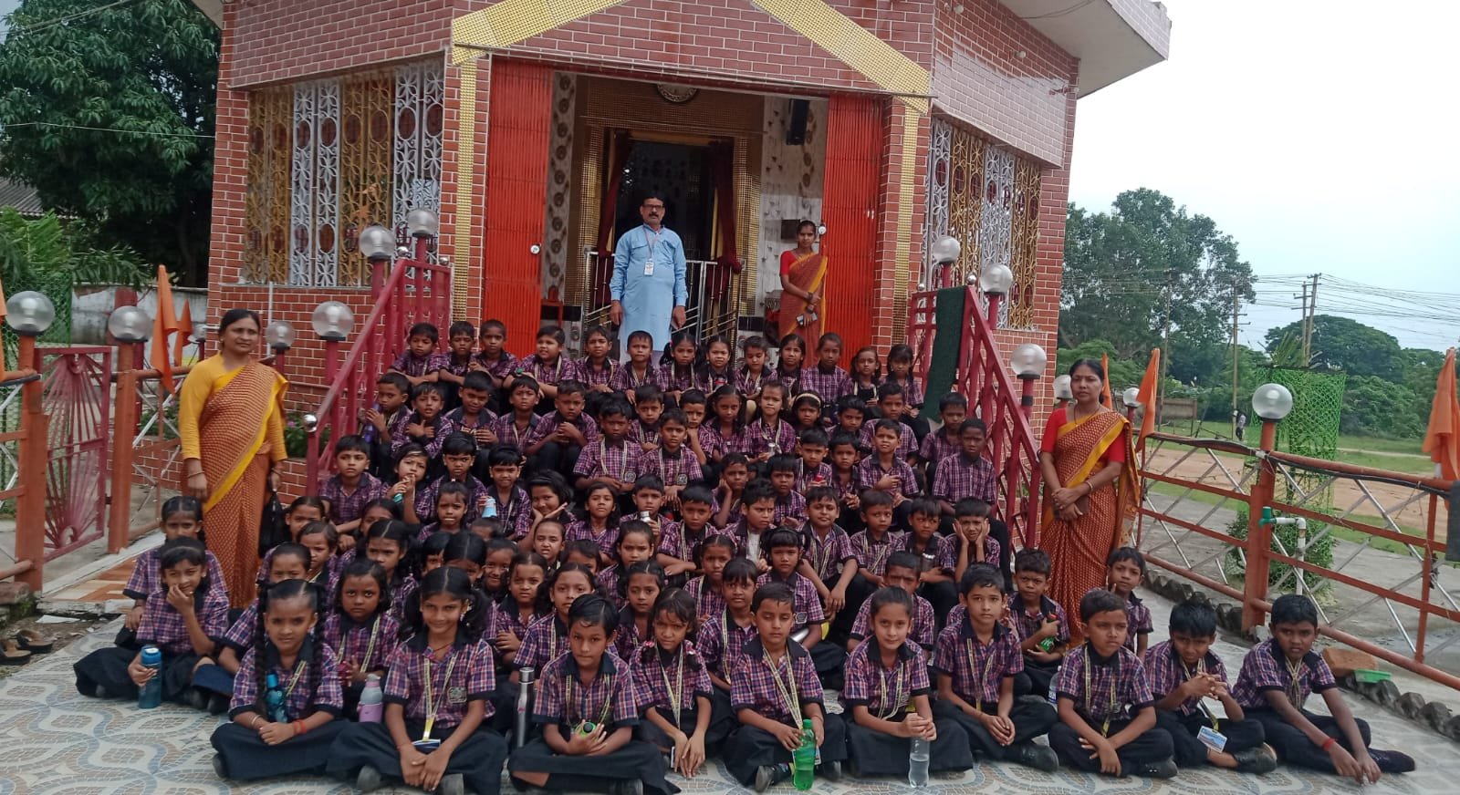 सरस्वती विद्या मंदिर के वाटिका खंड के भैया-बहनों ने किया पठवा हनुमान मंदिर का भ्रमण