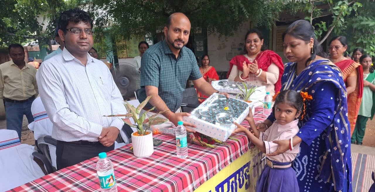 डीएमएफटी के माध्यम से मध्यान भोजन ग्रहण करने वाले बच्चों के बीच वितरित होने वाले बर्तनों का उपायुक्त ने किया शुभारंभ
